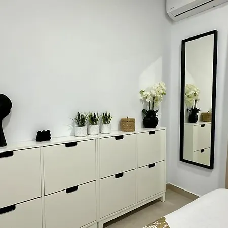 New Renovated With Beautiful View On Cliffs And Sea Διαμέρισμα