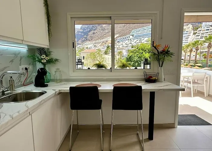 New Renovated With Beautiful View On Cliffs And Sea شقة *